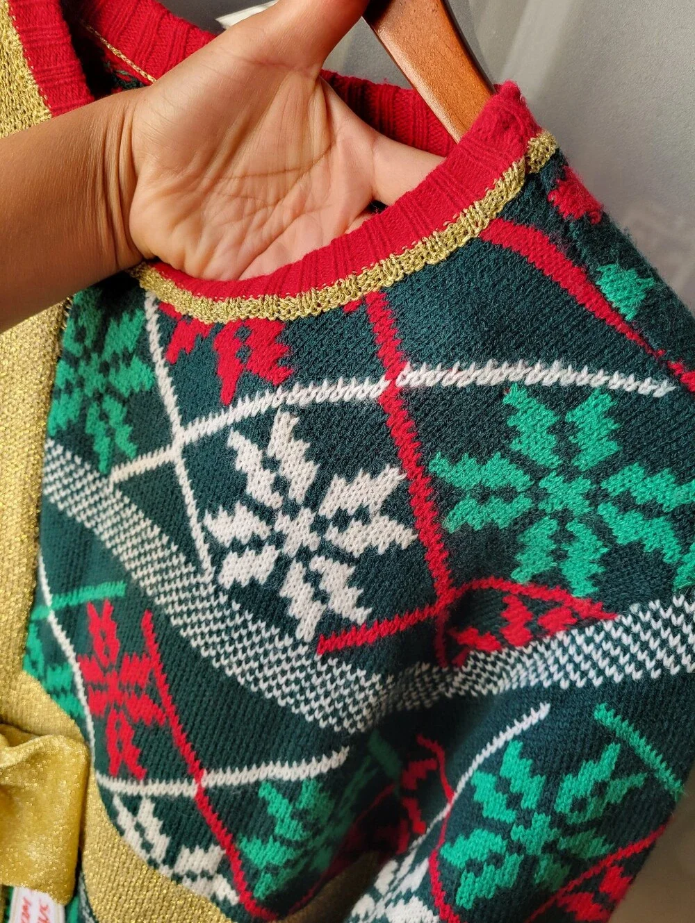 33 Degrees Christmas Unisex sweater  gift tag 